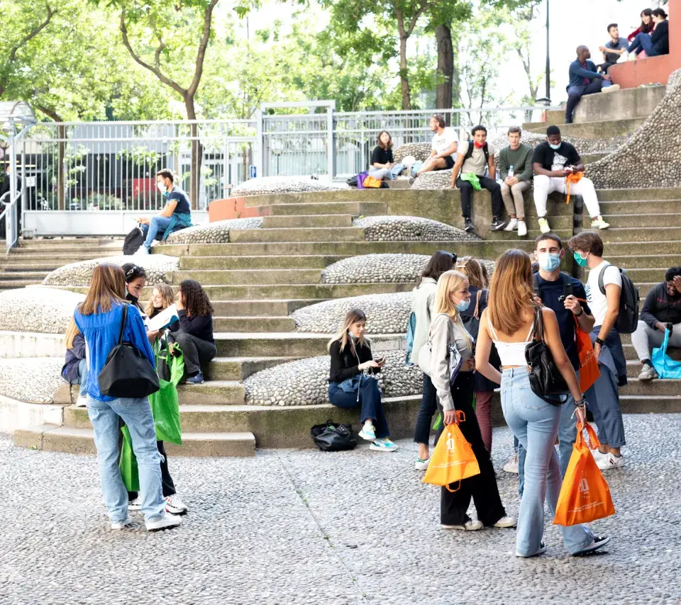 Etudiants dans la cour de Tolbiac pour la pré-rentrée 2021